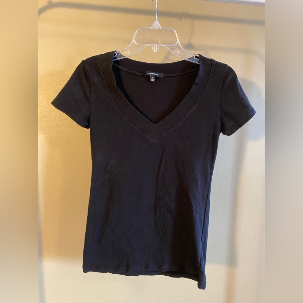 Black vneck tee